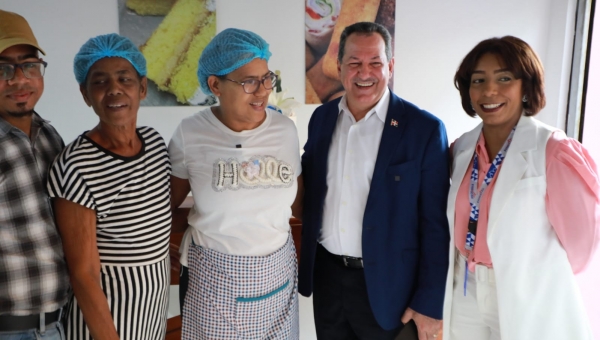 Director de Promipyme visita emprendedora en Gaspar Hernández